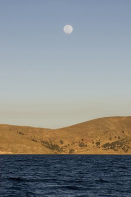 Lake_Titicaca_Moon_over_lake.jpg