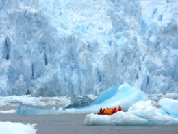 Skorpios_small_boat_big_glacier.jpg