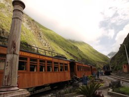 Ecuador_Train_at_station.jpg