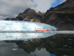 Skorpios_II_in_front_of_glacier_small.jpg