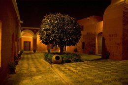 Arequipa_Convent_at_night.jpg