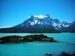 Torres_del_Paine_Mountain_Lake.jpg