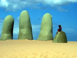 Punta_del_Este_Player_Bravo_Monumento_Mano.jpg