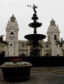 Lima_Plaza_de_Armas.jpg