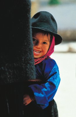 Ecuador_Little_Girl_Peeking.jpg