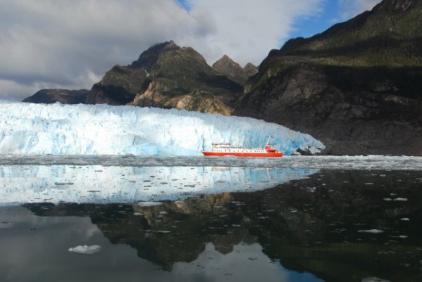 Skorpiso_II_in_front_glacier.jpg